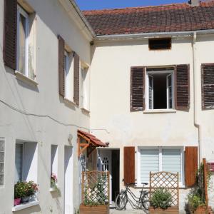 a white house with a bicycle in front of it at Superbe appartement tout confort "Le Séquoia" in Monchy-Saint-Éloi