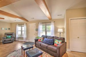ein Wohnzimmer mit einer Couch und einem Sessel in der Unterkunft Cozy Ironton Cabin with Shared Pool and Private Patio! in Ironton
