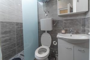 Koupelna v ubytování Java Apartments + 37 fotografií