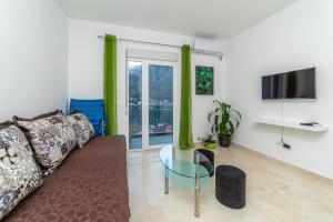 Java Apartments的电视和/或娱乐中心
