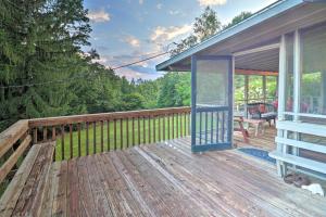 Μπαλκόνι ή βεράντα στο Secluded Pisgah National Forest Retreat with Views!