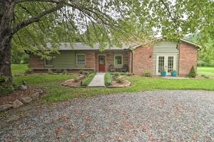 ヘンダーソンビルにあるHendersonville Home with Fire Pit 5 Mi to Downtown!の煉瓦造りの家