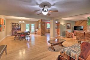 ヘンダーソンビルにあるHendersonville Home with Fire Pit 5 Mi to Downtown!のソファとテーブルのあるリビングルーム