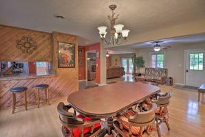 ヘンダーソンビルにあるHendersonville Home with Fire Pit 5 Mi to Downtown!のテーブルと椅子のあるダイニングルームとリビングルーム