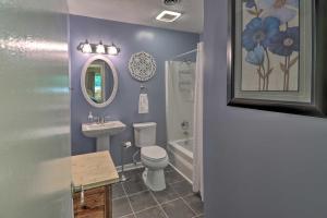 ヘンダーソンビルにあるHendersonville Home with Fire Pit 5 Mi to Downtown!の紫色のバスルーム(トイレ、シンク付) +20枚の写真