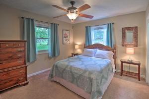 ヘンダーソンビルにあるHendersonville Home with Fire Pit 5 Mi to Downtown!のベッドと天井扇風機のある寝室