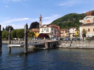 un puente sobre un cuerpo de agua al lado de una ciudad en Appartamento Le Cascate, en Cittiglio