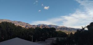 widok na pasmo górskie z górami w obiekcie Las Marías Hotel Boutique w mieście Tilcara