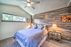 ボーズマンにあるBozeman Stand-Alone Home with River Access!の木製の壁のベッドルーム1室(ベッド1台付)