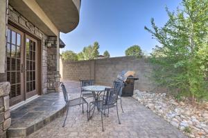 Patio nebo venkovní prostory v ubytování Charming Cedar City Retreat - Walk to SUU Campus!