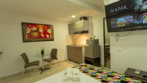 um quarto com uma cozinha e uma mesa com cadeiras em Hollywood Beach Suite em Cartagena de Indias