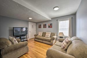 ein Wohnzimmer mit zwei Sofas und einem Flachbildfernseher in der Unterkunft Renovated Boston Apt - Walk to Downtown Transit! in Boston