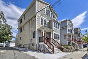 ein großes Haus mit einer Treppe davor in der Unterkunft Renovated Boston Apt - Walk to Downtown Transit! in Boston