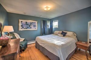 1 dormitorio con 1 cama, 1 mesa y 1 silla en Albany Home with Fenced Yard and Patio - Pets Welcome!, en Albany