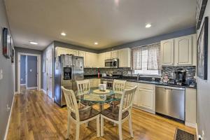 eine Küche mit einem Tisch und Stühlen in einer Küche in der Unterkunft Renovated Boston Apt - Walk to Downtown Transit! in Boston