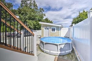 einen Whirlpool auf einer Terrasse neben einem Zaun in der Unterkunft Renovated Boston Apt - Walk to Downtown Transit! in Boston