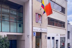 un edificio con dos banderas a un lado en Ayenda 1140 Roma Plaza, en Manizales