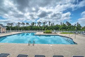 Bazén v ubytování Resort Amenity Access Chic Myrtle Beach Condo! nebo v jeho okolí