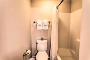 Koupelna v ubytování Resort Amenity Access Chic Myrtle Beach Condo!