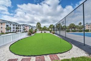 Tenis a/nebo squash v ubytování Resort Amenity Access Chic Myrtle Beach Condo! nebo okolí