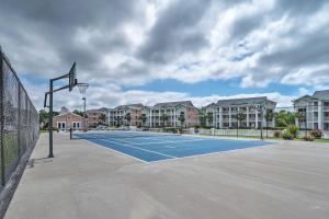 Tenis a/nebo squash v ubytování Resort Amenity Access Chic Myrtle Beach Condo! nebo okolí