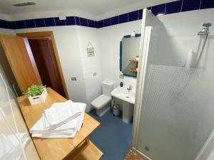 een badkamer met een douche, een toilet en een wastafel bij Ventana al roque apartamento con vistas al mar in Santa Cruz de Tenerife
