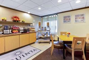 A restaurant or other place to eat at La Quinta by Wyndham Miami Cutler Bay