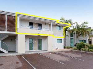 un edificio blanco con una raya amarilla en él en Pacific Blue 278-265 Sandy Pt Rd- Dual Key Access, Wifi, Linen and Air Conditioning, en Salamander Bay