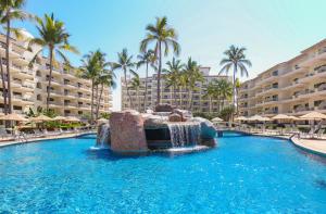 - une piscine dans un complexe avec toboggan dans l'établissement Villa del Palmar Beach Resort & Spa Puerto Vallarta, à Puerto Vallarta
