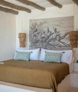 Postel nebo postele na pokoji v ubytování CASA CAT BA Beachfront Boutique Hotel