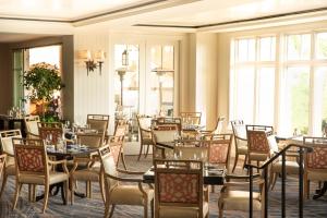 - une salle à manger avec des tables, des chaises et des fenêtres dans l'établissement Montage Laguna Beach, à Laguna Beach