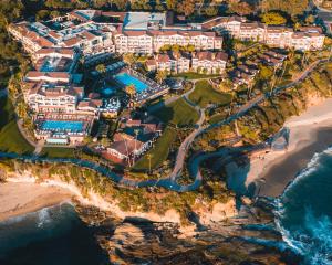 una vista aérea de un complejo en la playa en Montage Laguna Beach en Laguna Beach