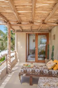Posezení v ubytování CASA CAT BA Beachfront Boutique Hotel