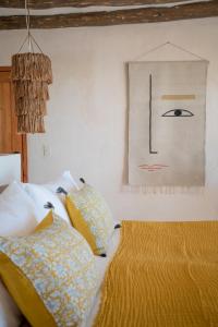 Postel nebo postele na pokoji v ubytování CASA CAT BA Beachfront Boutique Hotel