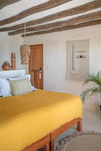 Postel nebo postele na pokoji v ubytování CASA CAT BA Beachfront Boutique Hotel