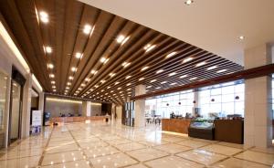 een lobby van een gebouw met een plafond met verlichting bij Delpino in Sokcho