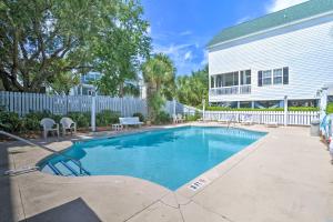 una piscina en el patio trasero de una casa en Surfside Beach Home Base Steps to Pool and Ocean!, en Myrtle Beach