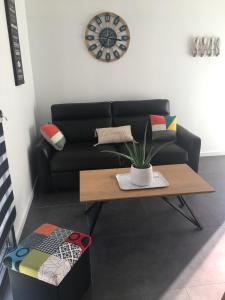 sala de estar con sofá y mesa de centro en Mer et Marais, en Colleville-Montgomery