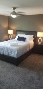 sypialnia z dużym łóżkiem z 2 lampami w obiekcie Adventure Home Rentals w mieście Phoenix