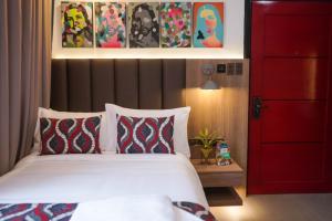 Postel nebo postele na pokoji v ubytování UNWND Boutique Hotel Makati