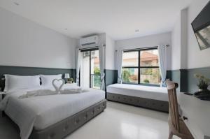 Postel nebo postele na pokoji v ubytování Chanita Hotel Chumphon