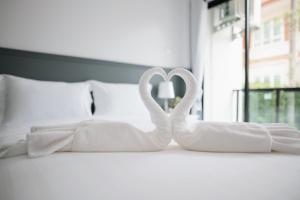 Postel nebo postele na pokoji v ubytování Chanita Hotel Chumphon