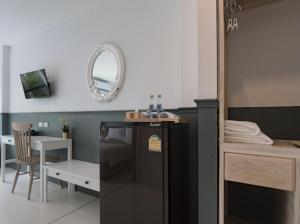 TV a/nebo společenská místnost v ubytování Chanita Hotel Chumphon
