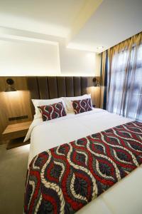 Postel nebo postele na pokoji v ubytování UNWND Boutique Hotel Makati