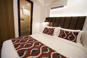 Postel nebo postele na pokoji v ubytování UNWND Boutique Hotel Makati