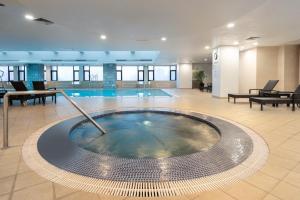 Bazén v ubytování Holiday Inn Shanghai Vista Near Jing'an Temple nebo v jeho okolí