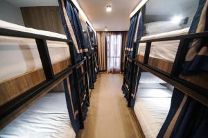 Postel nebo postele na pokoji v ubytování UNWND Boutique Hotel Makati