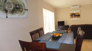 uma mesa de jantar com uma taça de fruta em B.R.O.Homes and Villas em Port Elizabeth