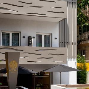 une table avec un parasol devant un bâtiment dans l'établissement STAY INN, à Athènes