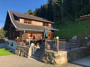 una casa con una escalera delante de ella en Eggerhof, en Flattach